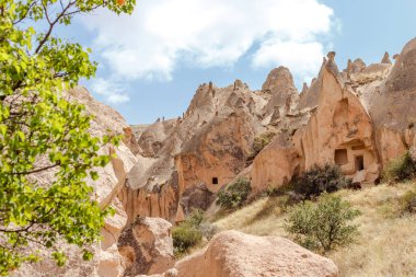 Goreme, Kapadokya, Türkiye 23 Ağustos 2019: Zelve 'deki kaya manastırı. Açık hava müzesi. Kapadokya Dünya Piramitleri. Turizm konsepti