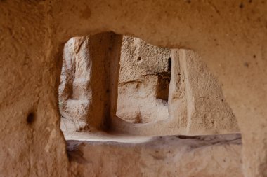 Goreme, Kapadokya, Türkiye 23 Ağustos 2019: Zelve 'deki kaya manastırı. Açık hava müzesi. Kapadokya Dünya Piramitleri. Turizm konsepti