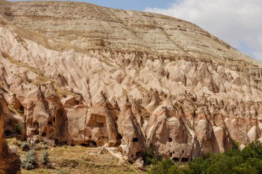 Goreme, Kapadokya, Türkiye 23 Ağustos 2019: Zelve 'deki kaya manastırı. Açık hava müzesi. Kapadokya Dünya Piramitleri. Turizm konsepti
