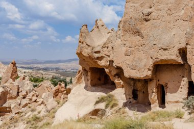 Goreme, Kapadokya, Türkiye 23 Ağustos 2019: Zelve 'deki kaya manastırı. Açık hava müzesi. Kapadokya Dünya Piramitleri. Turizm konsepti