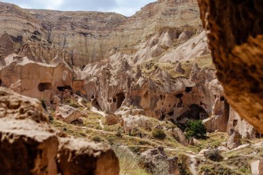 Goreme, Kapadokya, Türkiye 23 Ağustos 2019: Zelve 'deki kaya manastırı. Açık hava müzesi. Kapadokya Dünya Piramitleri. Turizm konsepti