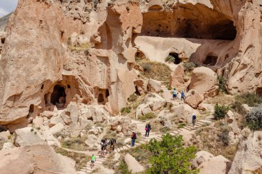 Goreme, Kapadokya, Türkiye 23 Ağustos 2019: Zelve 'deki kaya manastırı. Açık hava müzesi. Kapadokya Dünya Piramitleri. Turizm konsepti