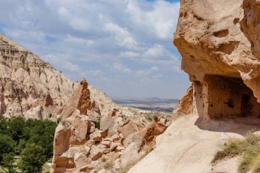 Goreme, Kapadokya, Türkiye 23 Ağustos 2019: Zelve 'deki kaya manastırı. Açık hava müzesi. Kapadokya Dünya Piramitleri. Turizm konsepti
