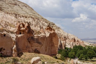 Goreme, Kapadokya, Türkiye 23 Ağustos 2019: Zelve 'deki kaya manastırı. Açık hava müzesi. Kapadokya Dünya Piramitleri. Turizm konsepti