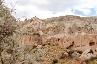 Goreme, Kapadokya, Türkiye 23 Ağustos 2019: Zelve 'deki kaya manastırı. Açık hava müzesi. Kapadokya Dünya Piramitleri. Turizm konsepti