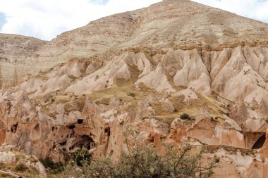 Goreme, Kapadokya, Türkiye 23 Ağustos 2019: Zelve 'deki kaya manastırı. Açık hava müzesi. Kapadokya Dünya Piramitleri. Turizm konsepti