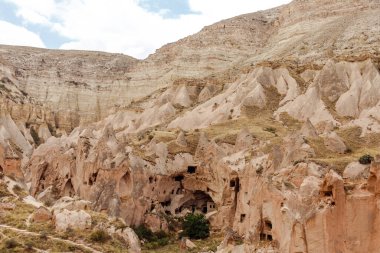 Goreme, Kapadokya, Türkiye 23 Ağustos 2019: Zelve 'deki kaya manastırı. Açık hava müzesi. Kapadokya Dünya Piramitleri. Turizm konsepti