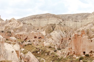 Goreme, Kapadokya, Türkiye 23 Ağustos 2019: Zelve 'deki kaya manastırı. Açık hava müzesi. Kapadokya Dünya Piramitleri. Turizm konsepti