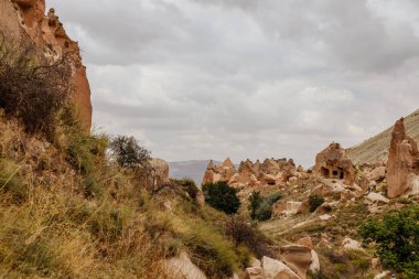 Goreme, Kapadokya, Türkiye 23 Ağustos 2019: Zelve 'deki kaya manastırı. Açık hava müzesi. Kapadokya Dünya Piramitleri. Turizm konsepti