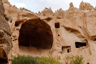 Goreme, Kapadokya, Türkiye 23 Ağustos 2019: Zelve 'deki kaya manastırı. Açık hava müzesi. Kapadokya Dünya Piramitleri. Turizm konsepti