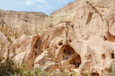 Goreme, Kapadokya, Türkiye 23 Ağustos 2019: Zelve 'deki kaya manastırı. Açık hava müzesi. Kapadokya Dünya Piramitleri. Turizm konsepti