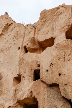 Goreme, Kapadokya, Türkiye 23 Ağustos 2019: Zelve 'deki kaya manastırı. Açık hava müzesi. Kapadokya Dünya Piramitleri. Turizm konsepti