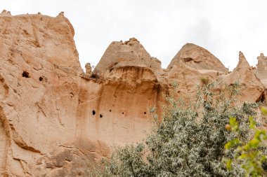 Goreme, Kapadokya, Türkiye 23 Ağustos 2019: Zelve 'deki kaya manastırı. Açık hava müzesi. Kapadokya Dünya Piramitleri. Turizm konsepti