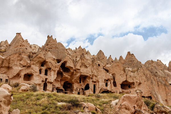 Goreme, Cappfucia, Turkey 23 августа 2019 года: Скальный монастырь в Зельве. Музей под открытым небом. Земные пирамиды Каппадокии. Концепция туризма