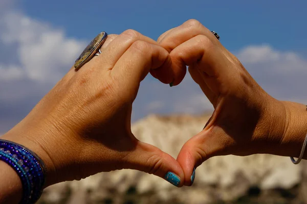 Símbolo Del Corazón Compuesto Dedos Mujer Través Capadocia Turquía Día —  Fotos de Stock