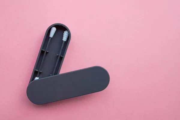 Yeniden kullanılabilir silikon kulak çubukları pembe arka planda üst görünüm. Tek kullanımlık pamuklu çubuklara alternatif. İsrafı azalt ve tasarruf et. Sıfır atık. Kopyalama alanı ile resim