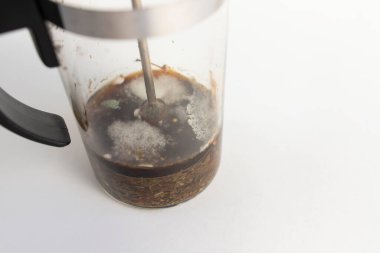 Çay demliğinde küflenmiş. Yakın çekim, alan derinliği