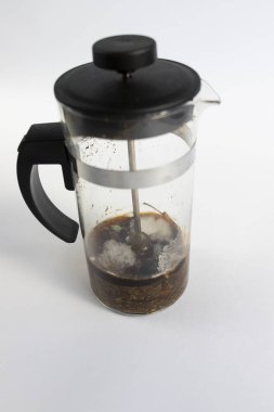 Çay demliğinde küflenmiş. Yakın çekim, alan derinliği