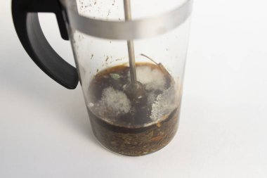 Çay demliğinde küflenmiş. Yakın çekim, alan derinliği