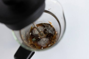 Çay demliğinde küflenmiş. Yakın çekim, alan derinliği