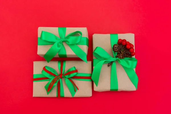 Regalos Envueltos Papel Artesanal Decorados Con Cintas Verdes Rojas Planas —  Fotos de Stock