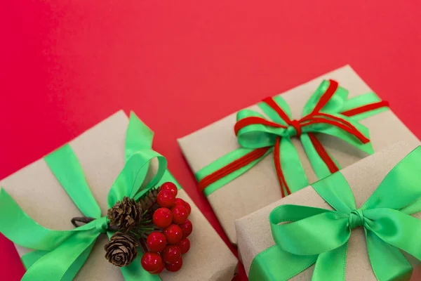 Regalos Envueltos Papel Artesanal Decorados Con Cintas Verdes Rojas Planas — Foto de Stock