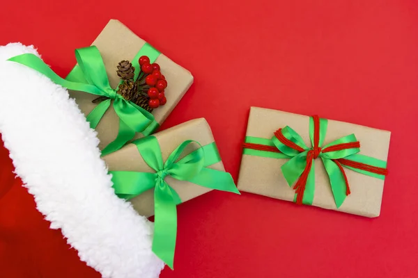 Regalos Envueltos Papel Artesanal Decorados Con Cintas Verdes Rojas Planas —  Fotos de Stock