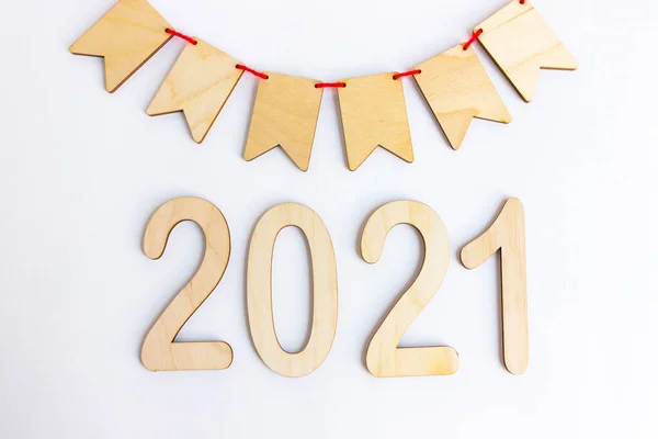 2021 numara ve beyaz arka planda bayraklardan oluşan bir çelenk. Üst görünüm alanın derinliği