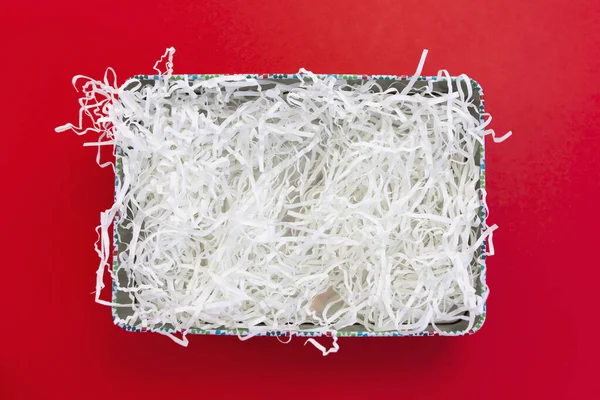 Beyaz kağıt ambalaj malzemesi kırmızı arka planda yatıyordu. Mal veya metin yerleştirme şablonu