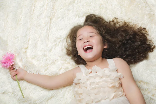 Linda Menina Encaracolado Com Flor Rosa — Fotografia de Stock