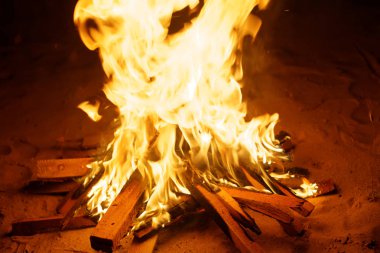 Sıcak ve rahat şömine. Şenlik ateşi 