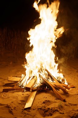 Sıcak ve rahat şömine. Şenlik ateşi 