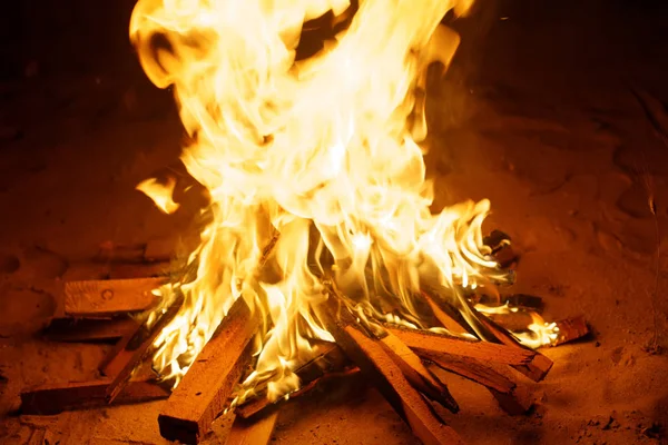 Sıcak ve rahat şömine. Şenlik ateşi 