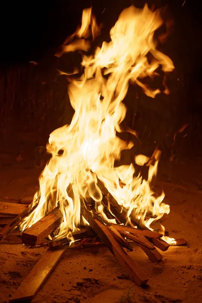 Sıcak ve rahat şömine. Şenlik ateşi 