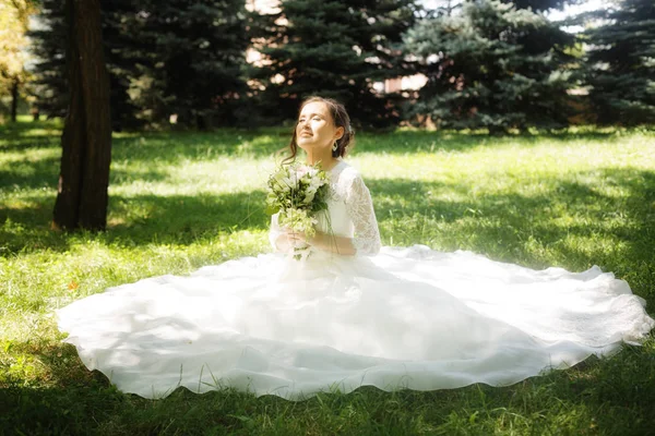 Beautiful Happy Bride Bouqet Park — Stock Photo, Image