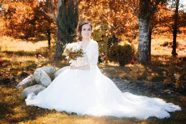 Beautiful Happy Bride Bouqet Park — Stock Photo, Image