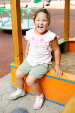 Kazak kıvırcık kız Bahçesi uçak ile oynamak