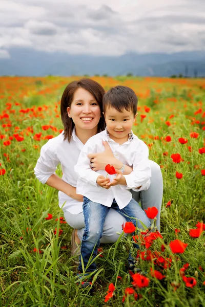 Belle Jeune Femme Avec Fils Dans Parc — Photo