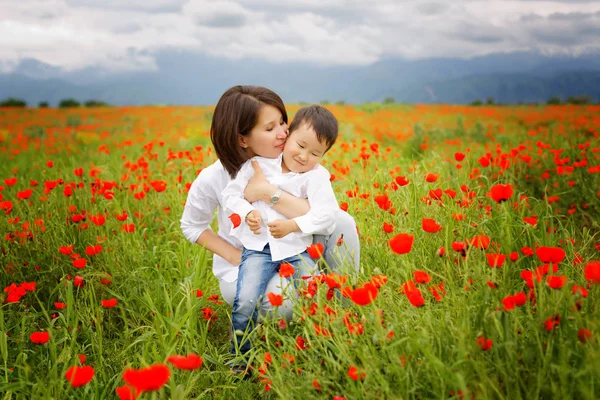 Belle Jeune Femme Avec Fils Dans Parc — Photo