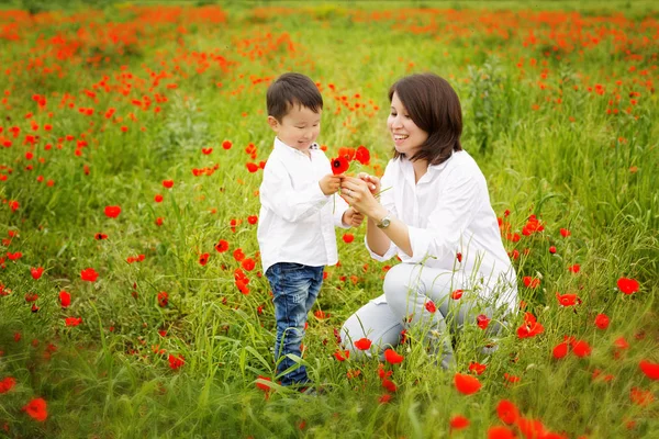 Belle Jeune Femme Avec Fils Dans Parc — Photo