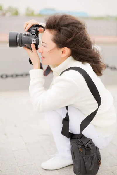 Mulher Fotógrafa Tirar Foto — Fotografia de Stock