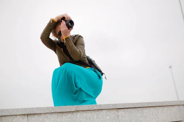 Mulher Fotógrafa Levando Captura — Fotografia de Stock