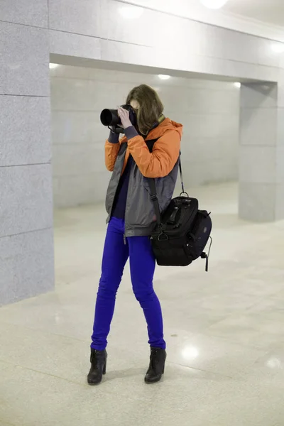Woman Photographer Taking Picture — Stock Photo, Image