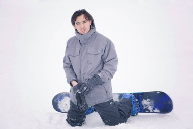 Karlı dağda snowboard Asyalı adam