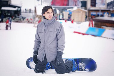 Karlı dağda snowboard Asyalı adam