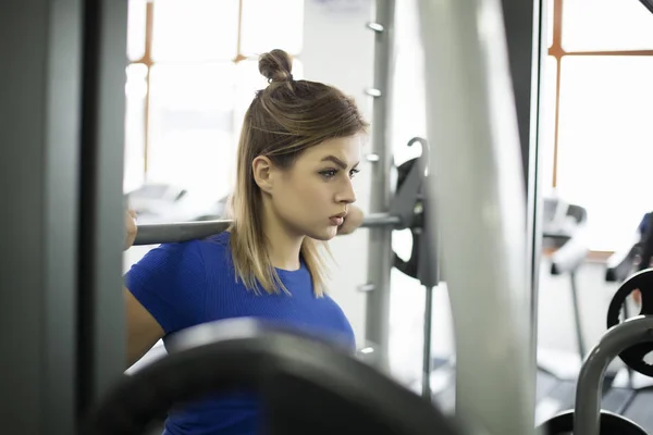 Hermosa Joven Modelo Mujer Deportiva Posando Gimnasio Deportivo — Foto de Stock