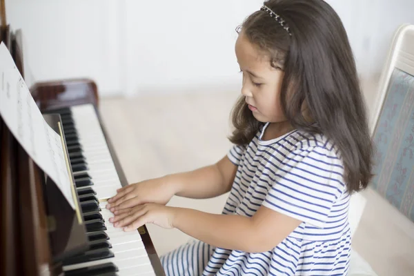 Kazakiska Asiatiskapojke Liten Flicka Att Lära Sig Spela Piano — Stockfoto