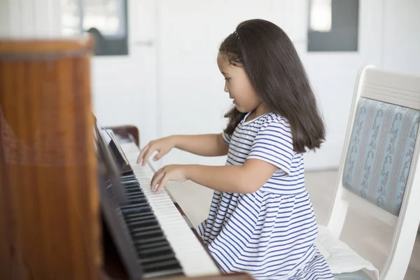 Kazakiska Asiatiskapojke Liten Flicka Att Lära Sig Spela Piano — Stockfoto