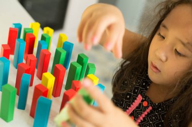 Kazak güzel küçük kız çocuk gelişim Merkezi'nde oynuyor