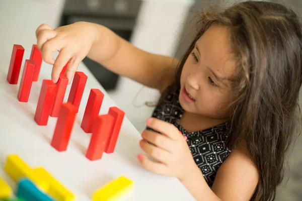 Kasachisches Hübsches Kleines Mädchen Spielt Entwicklungszentrum Für Kinder — Stockfoto